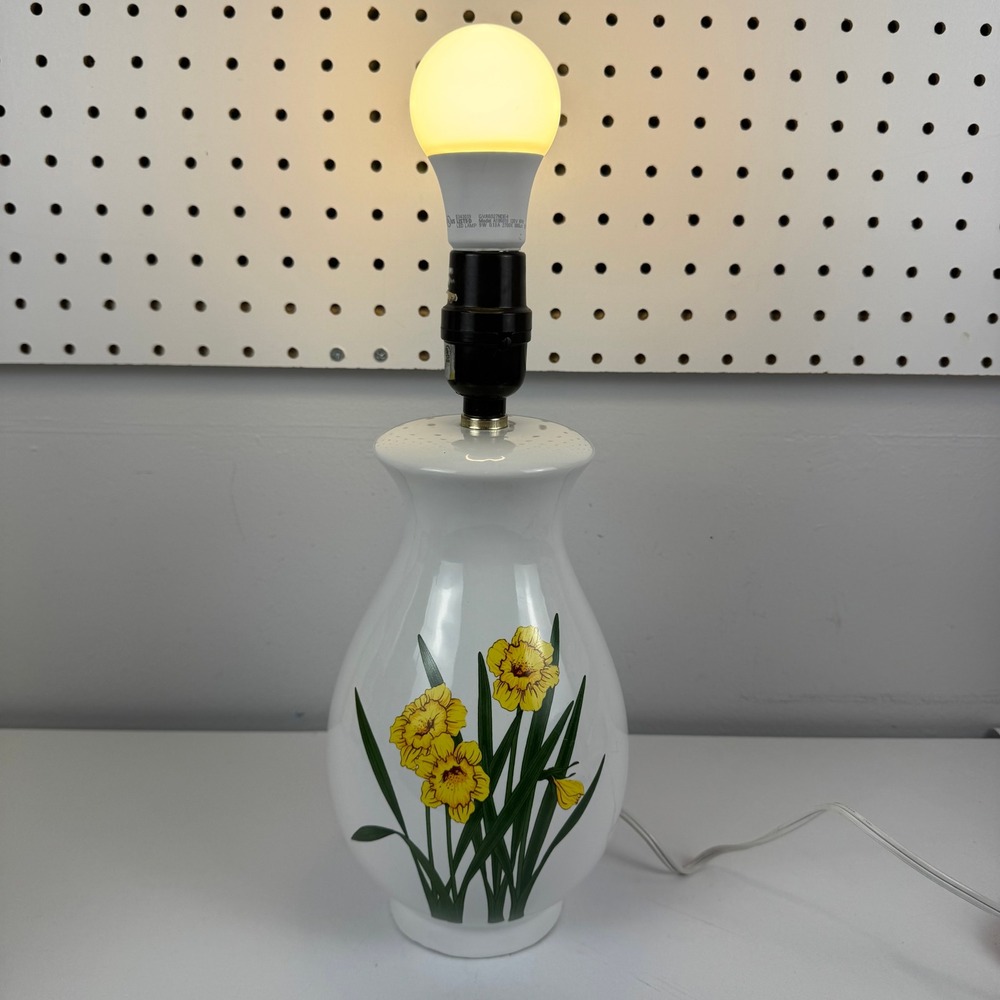 Vtg White Ceramic Daffodil Table Lamp Yellow Floral Cottagecore Spring Decor